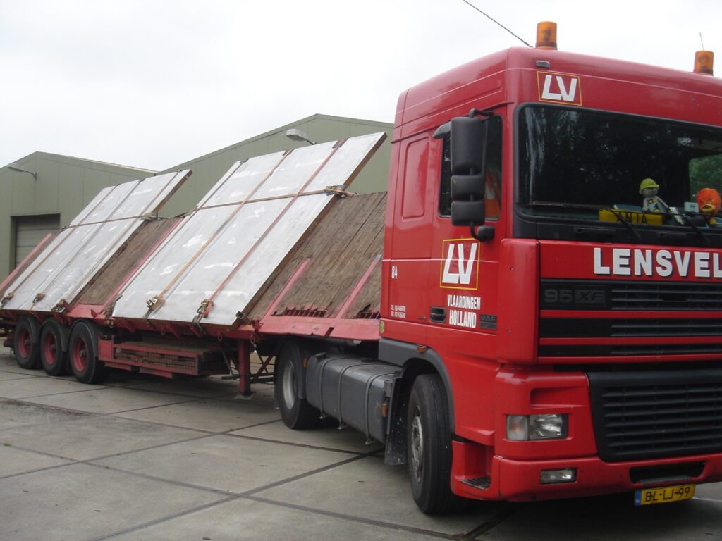 Lamiere placcate per esplosione caricate su un camion per la consegna