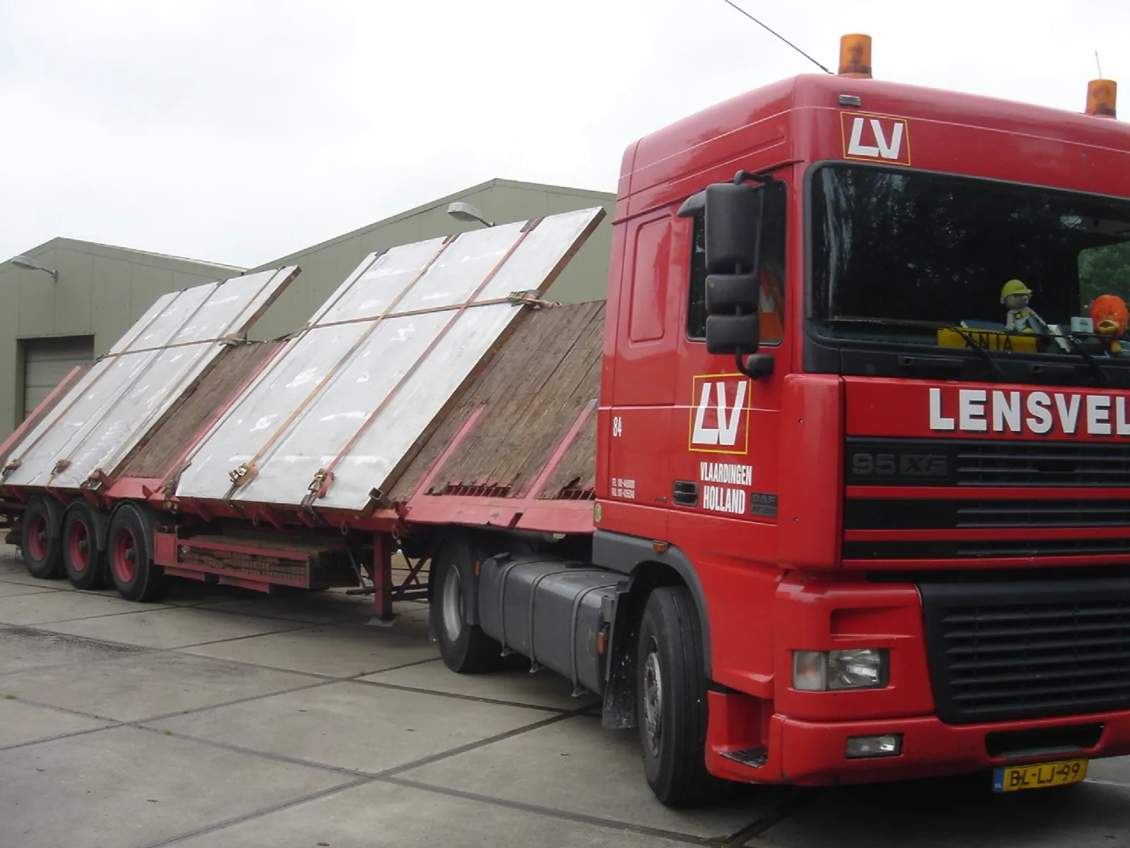 Lamiere placcate per esplosione caricate su un camion per la consegna Lamiere placcate per esplosione caricate su un camion per la consegna